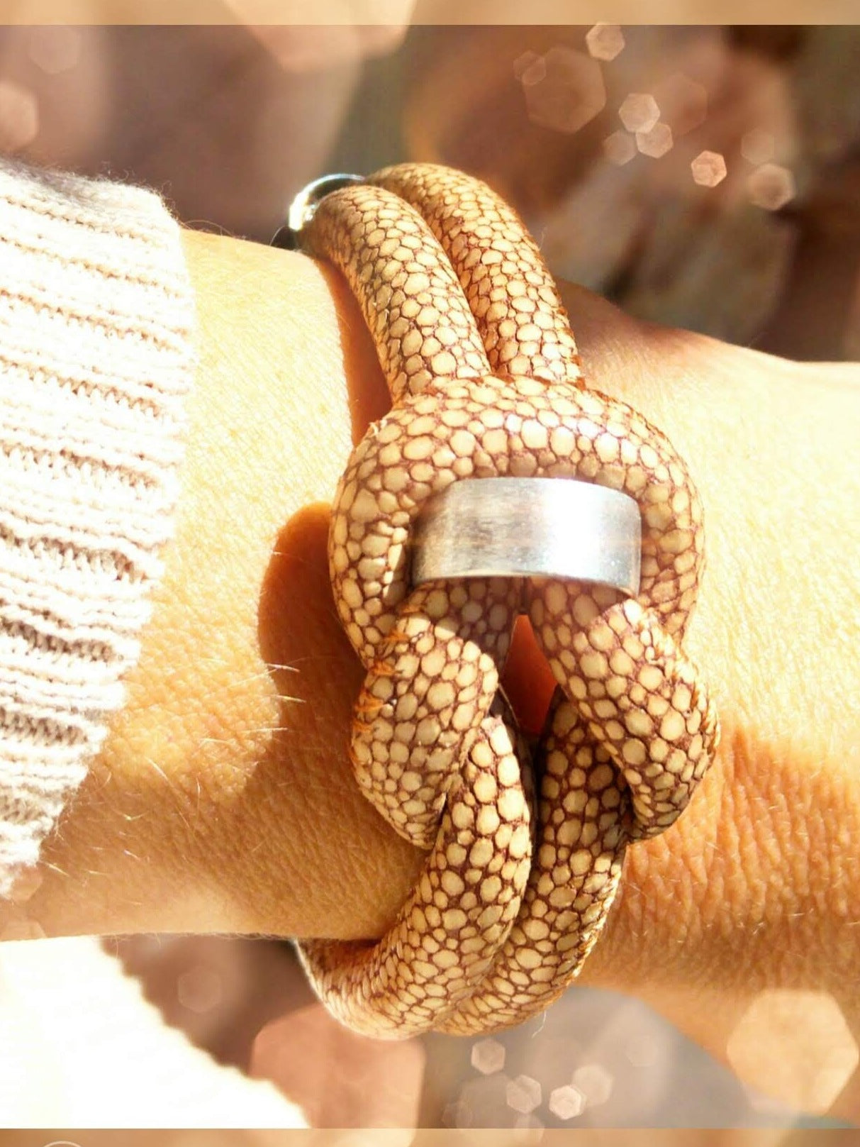 Armband aus Leder mit Rochenprägung in Camel