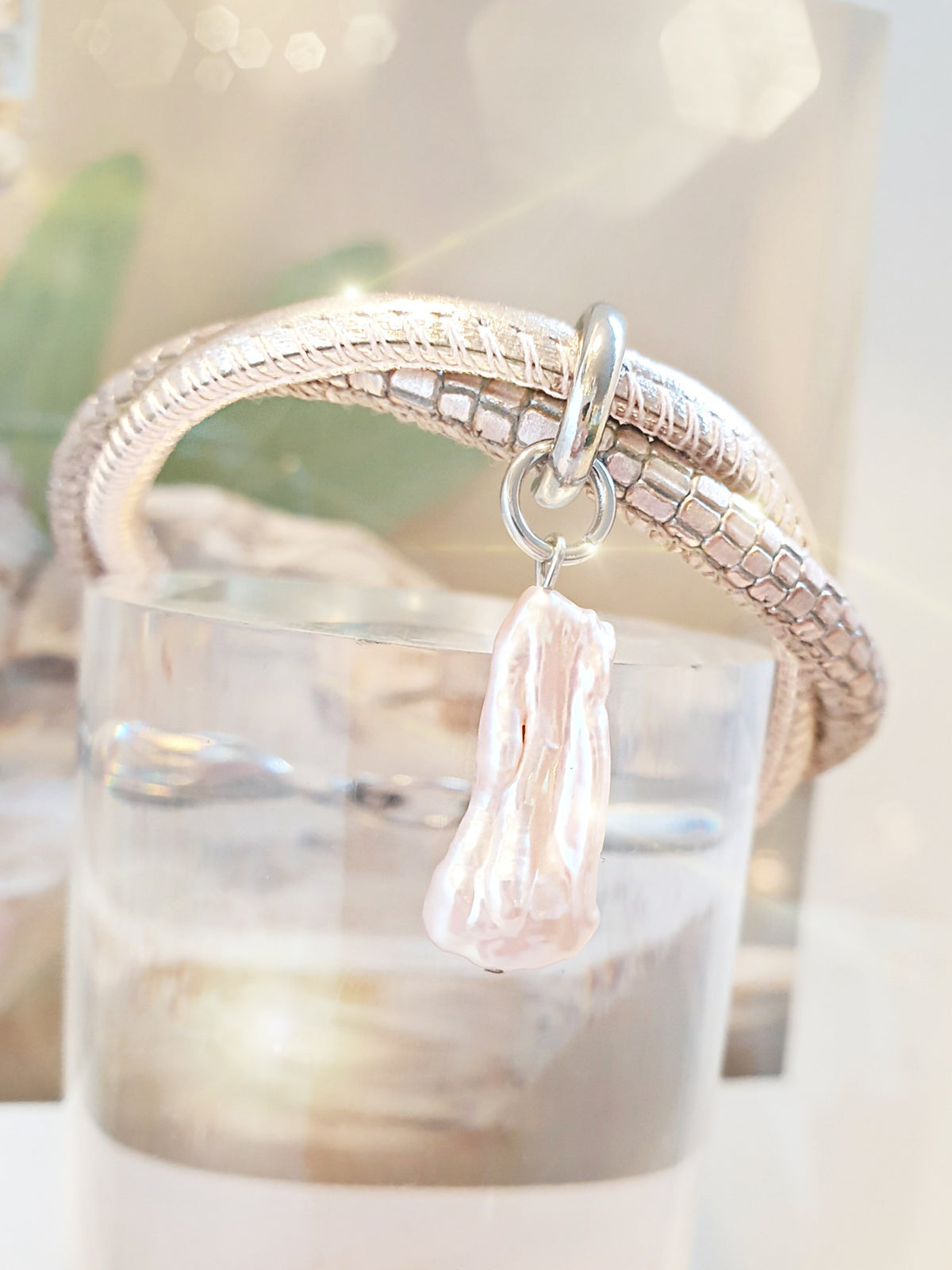 Lederarmband Rosa metallic mit Prägung