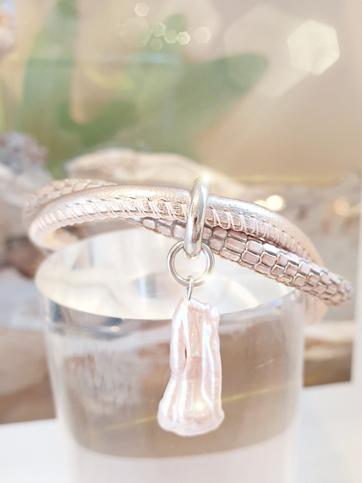 Lederarmband Rosa metallic mit Prägung