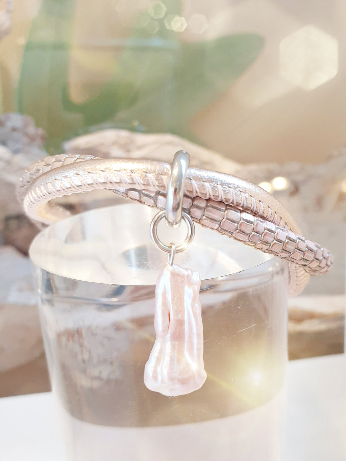 Lederarmband Rosa metallic mit Prägung