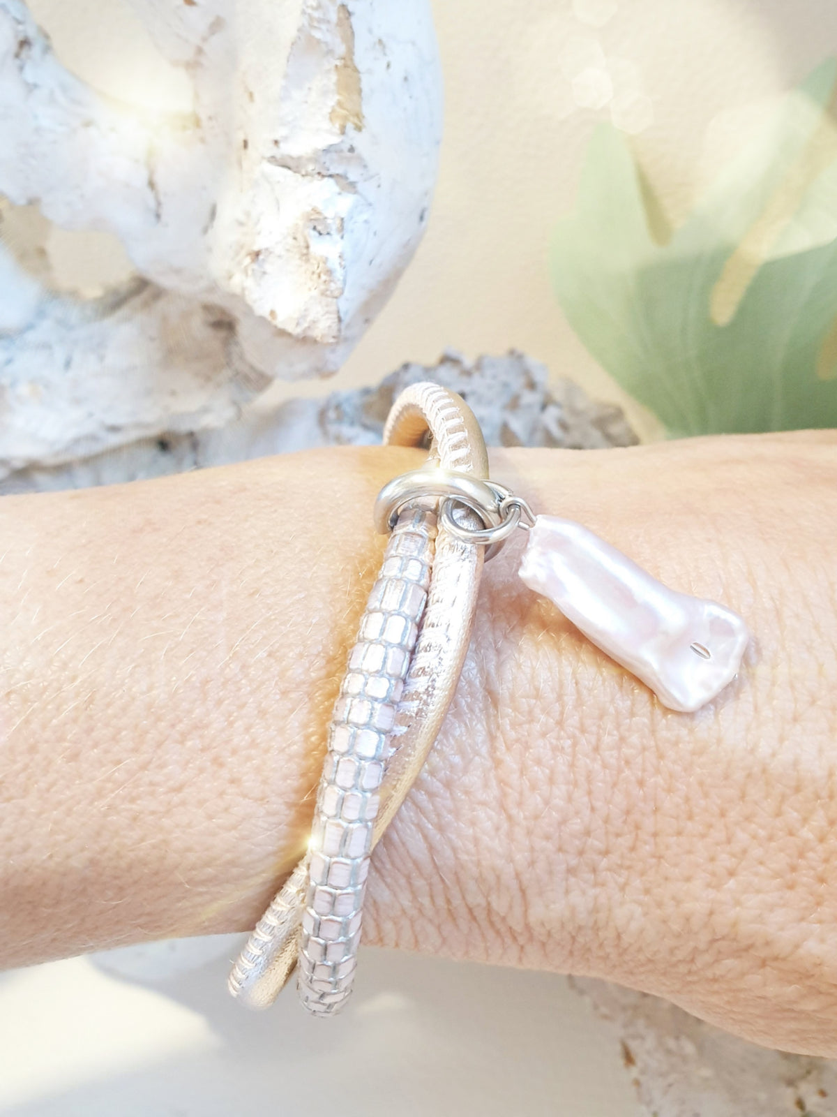 Lederarmband Rosa metallic mit Prägung