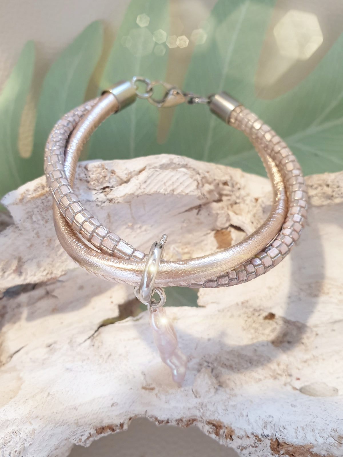 Lederarmband Rosa metallic mit Prägung