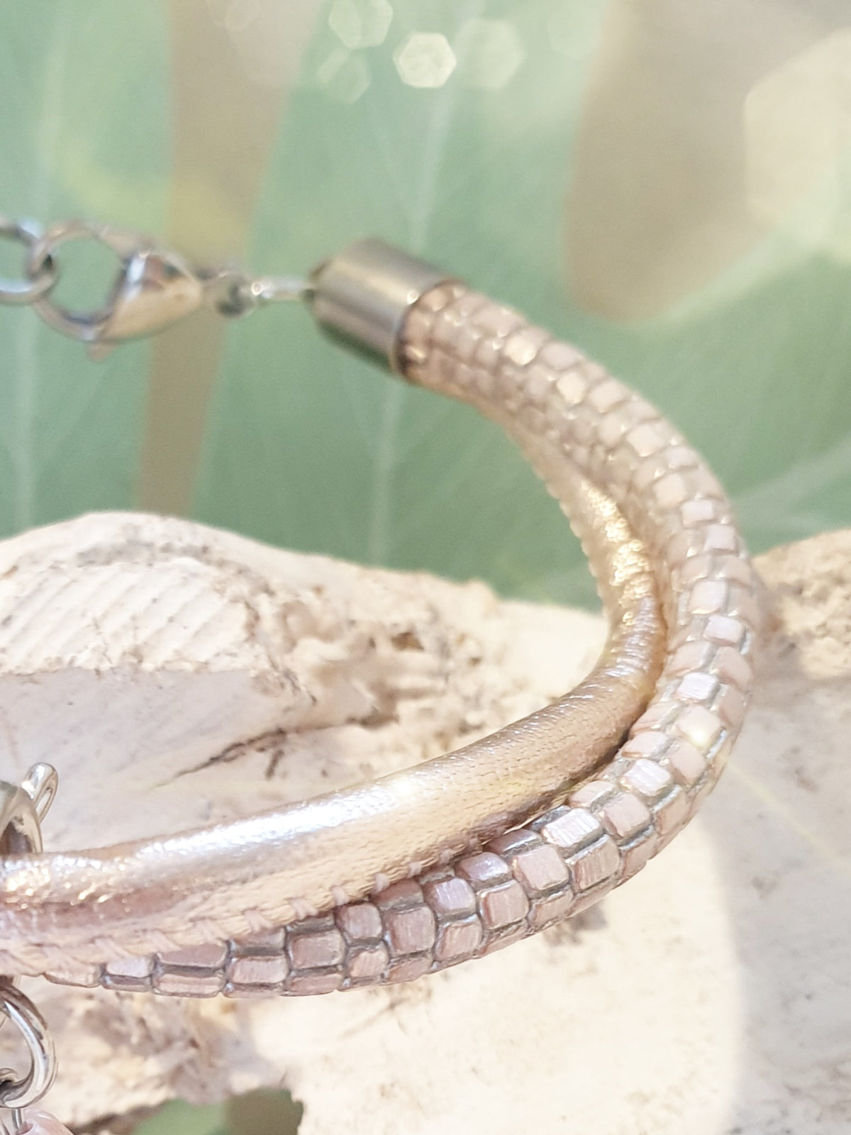 Lederarmband Rosa metallic mit Prägung