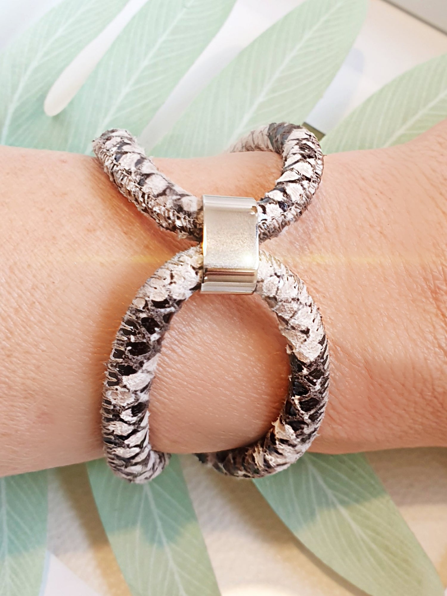 Lederarmband mit Schlangenprägung in Braun Beige