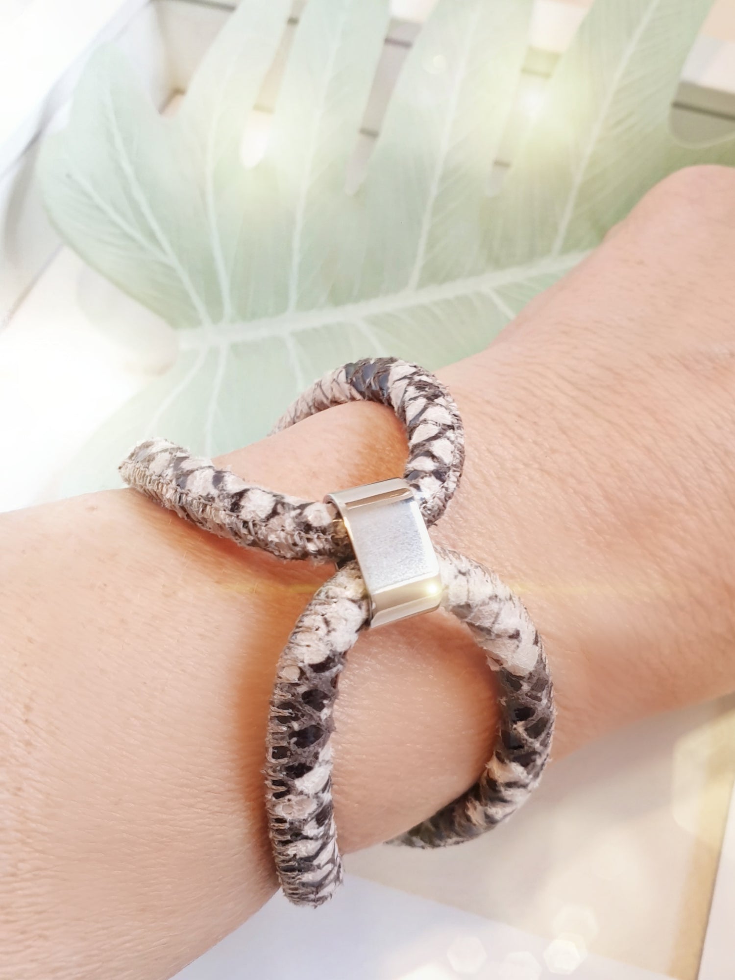 Lederarmband mit Schlangenprägung in Braun Beige