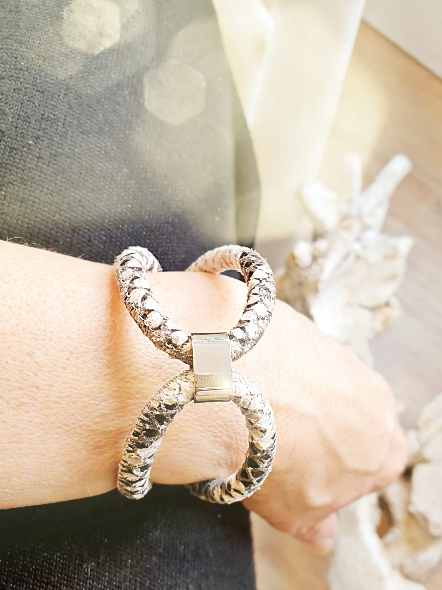 Lederarmband mit Schlangenprägung in Braun Beige