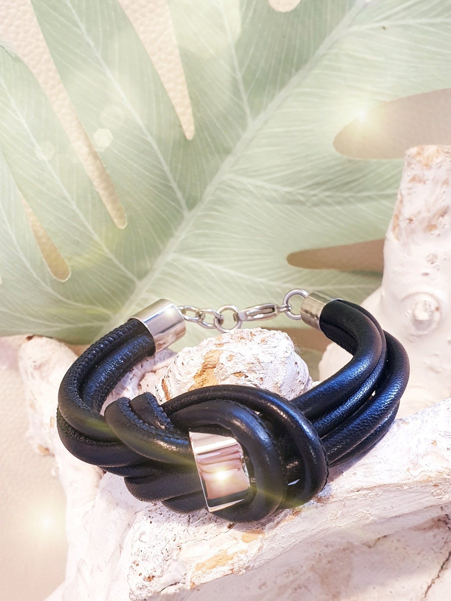 Lederarmband mit Knoten aus schwarzem Nappaleder