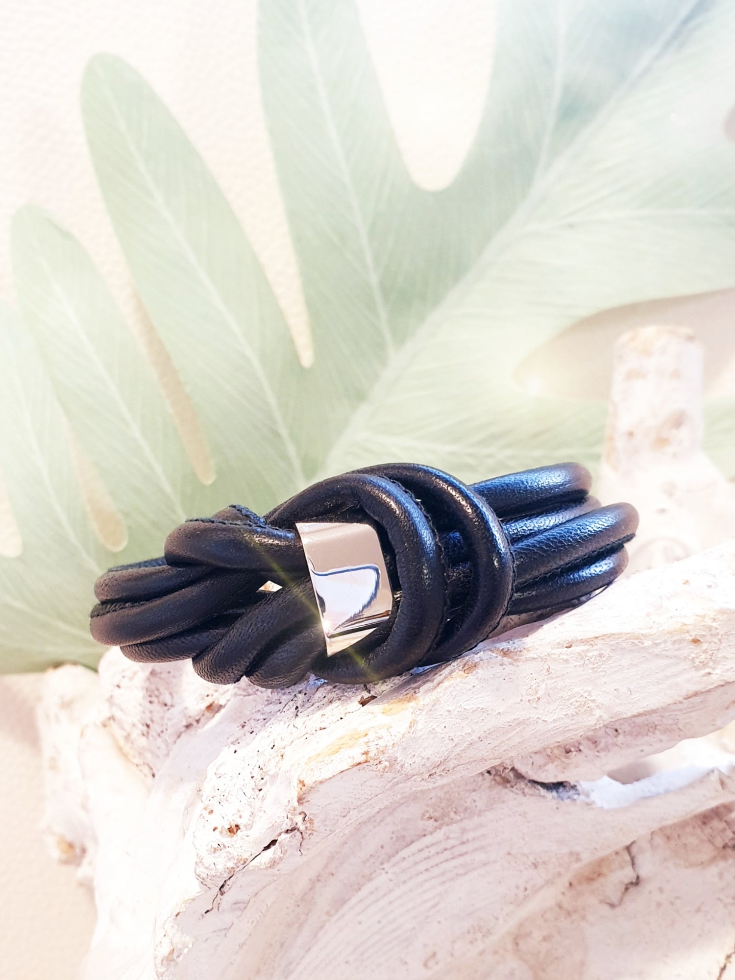 Lederarmband mit Knoten aus schwarzem Nappaleder