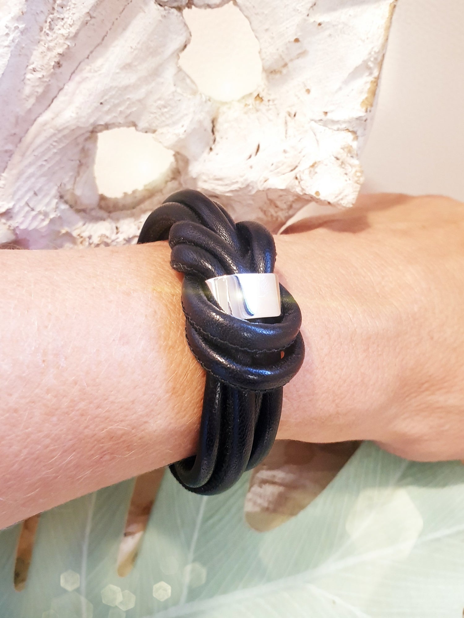 Lederarmband mit Knoten aus schwarzem Nappaleder