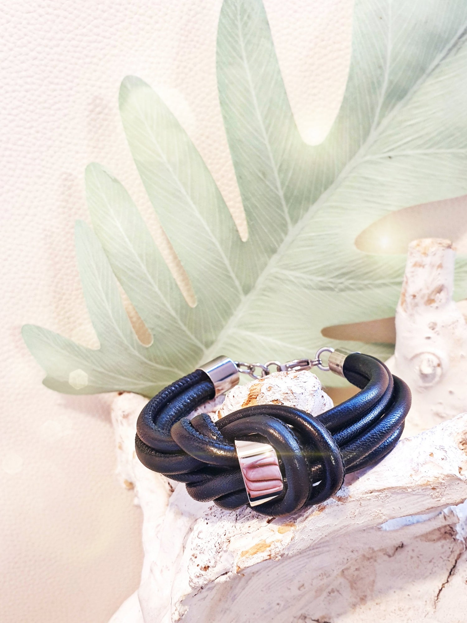 Lederarmband mit Knoten aus schwarzem Nappaleder