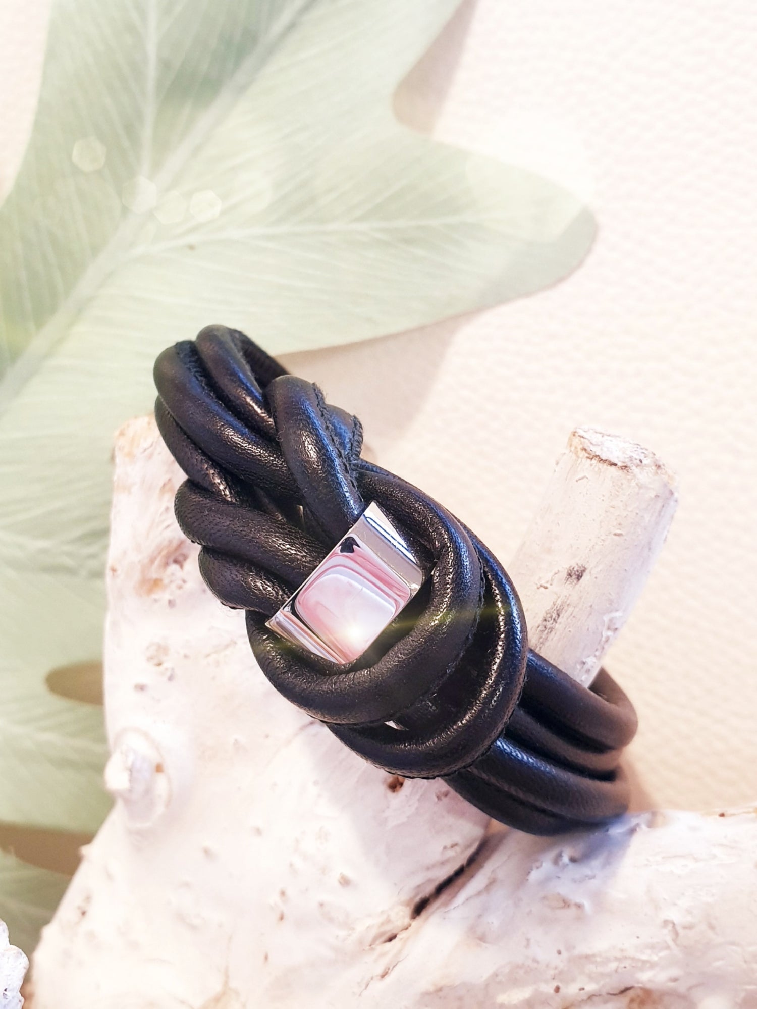 Lederarmband mit Knoten aus schwarzem Nappaleder