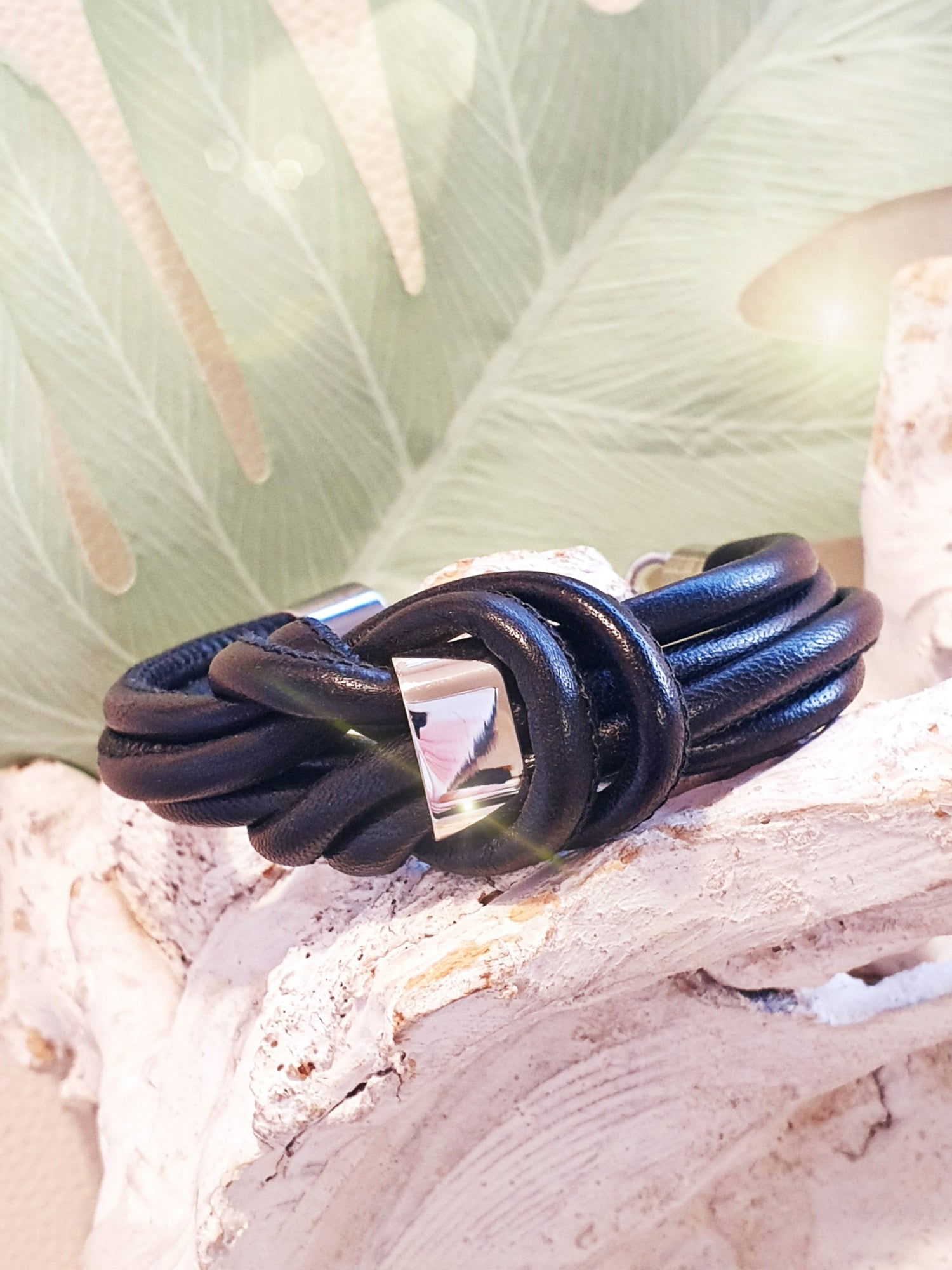 Lederarmband mit Knoten aus schwarzem Nappaleder