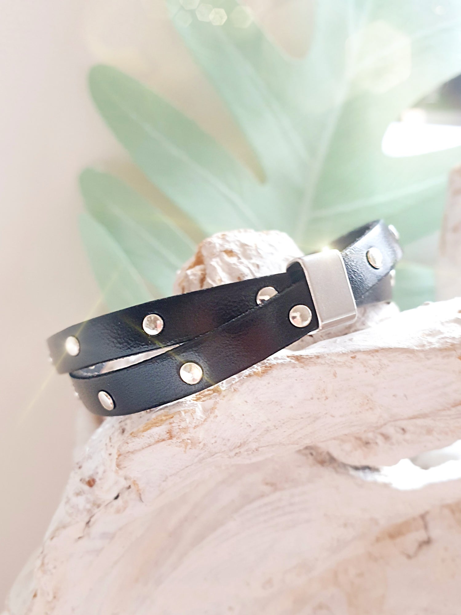 Lederarmband mit Nieten in Schwarz