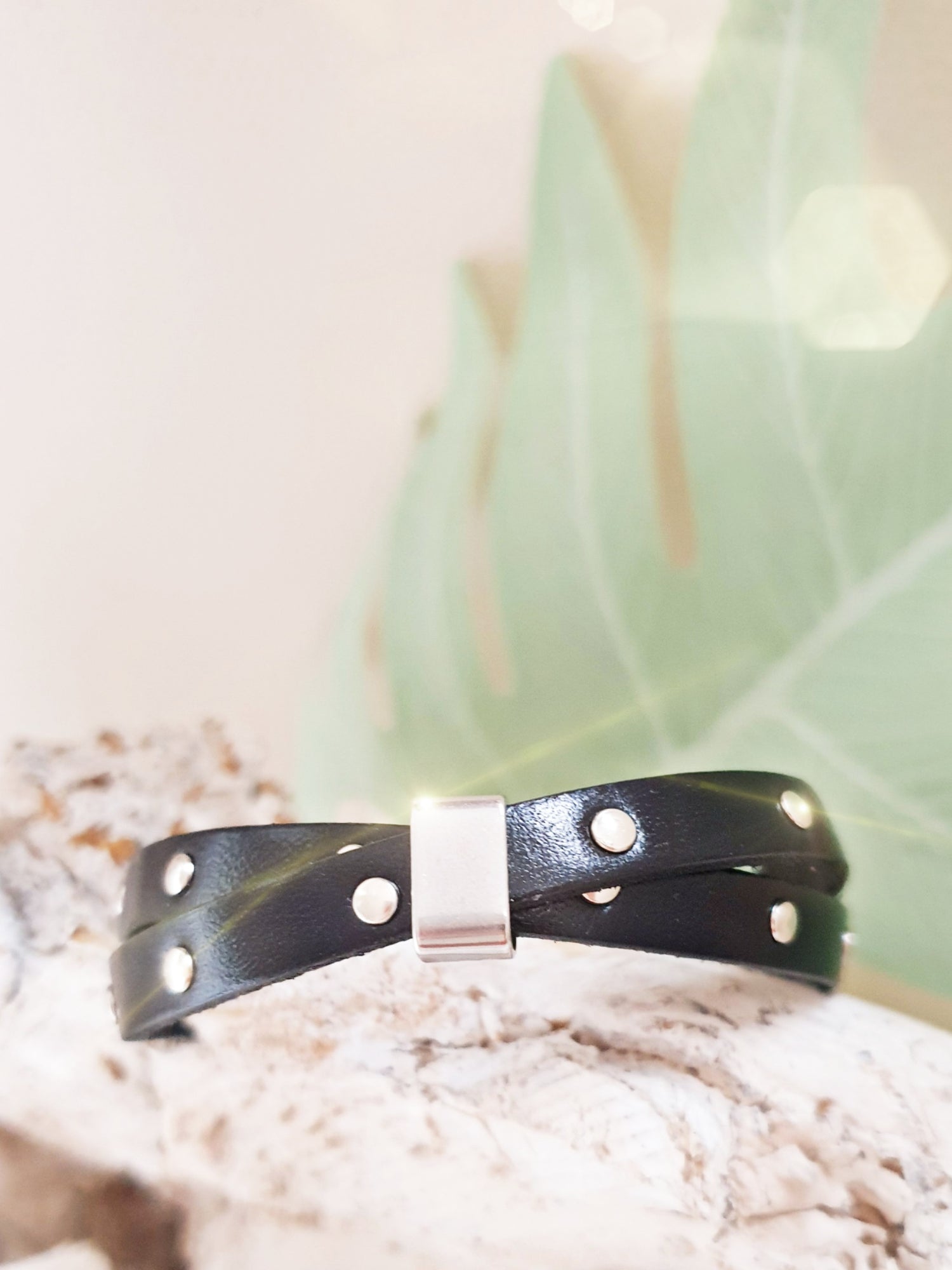 Lederarmband mit Nieten in Schwarz