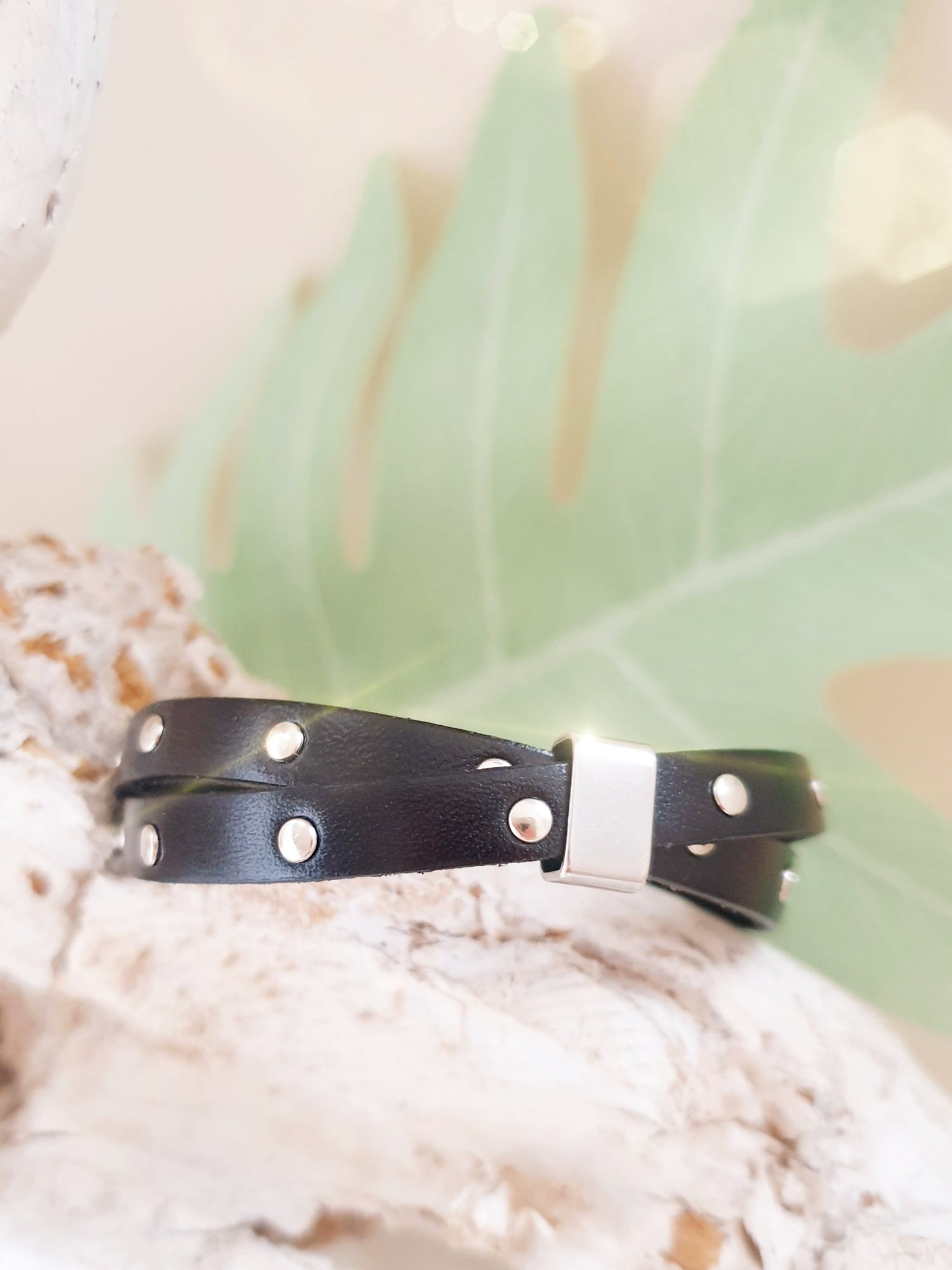Lederarmband mit Nieten in Schwarz