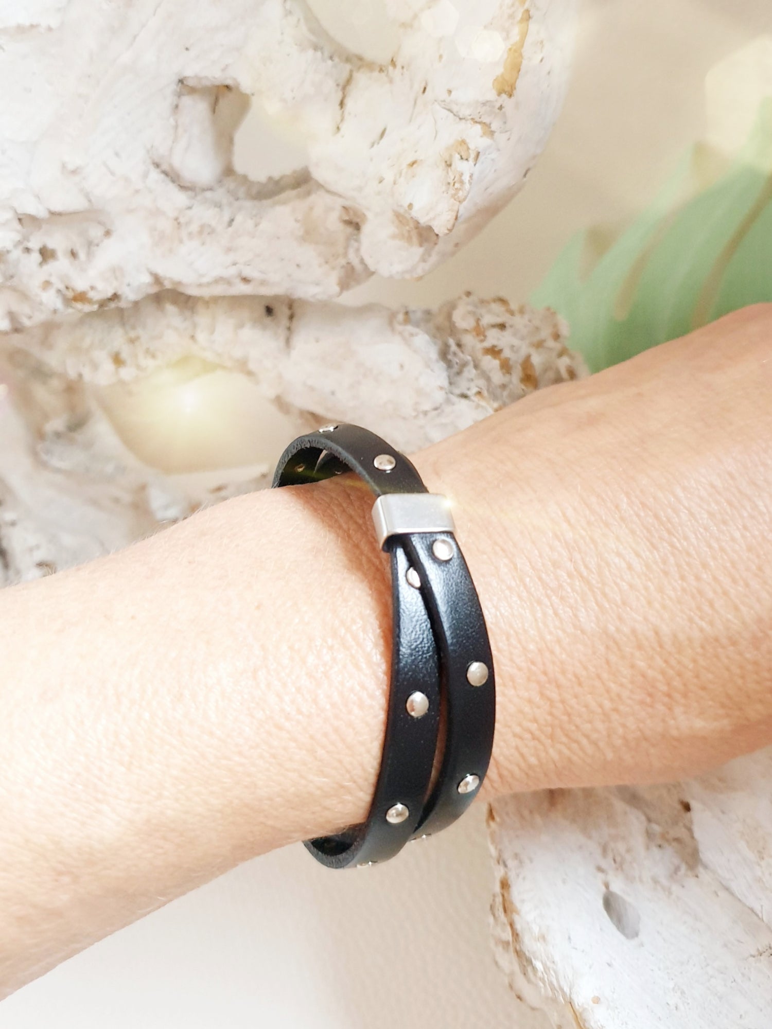 Lederarmband mit Nieten in Schwarz