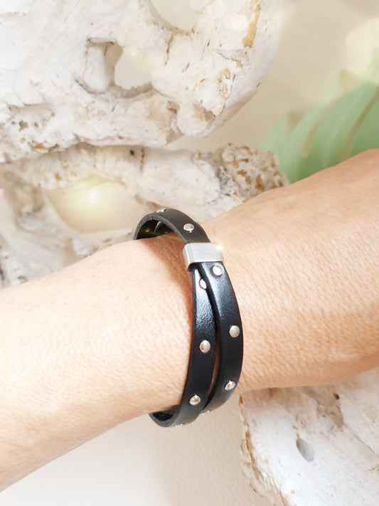 Lederarmband mit Nieten in Schwarz