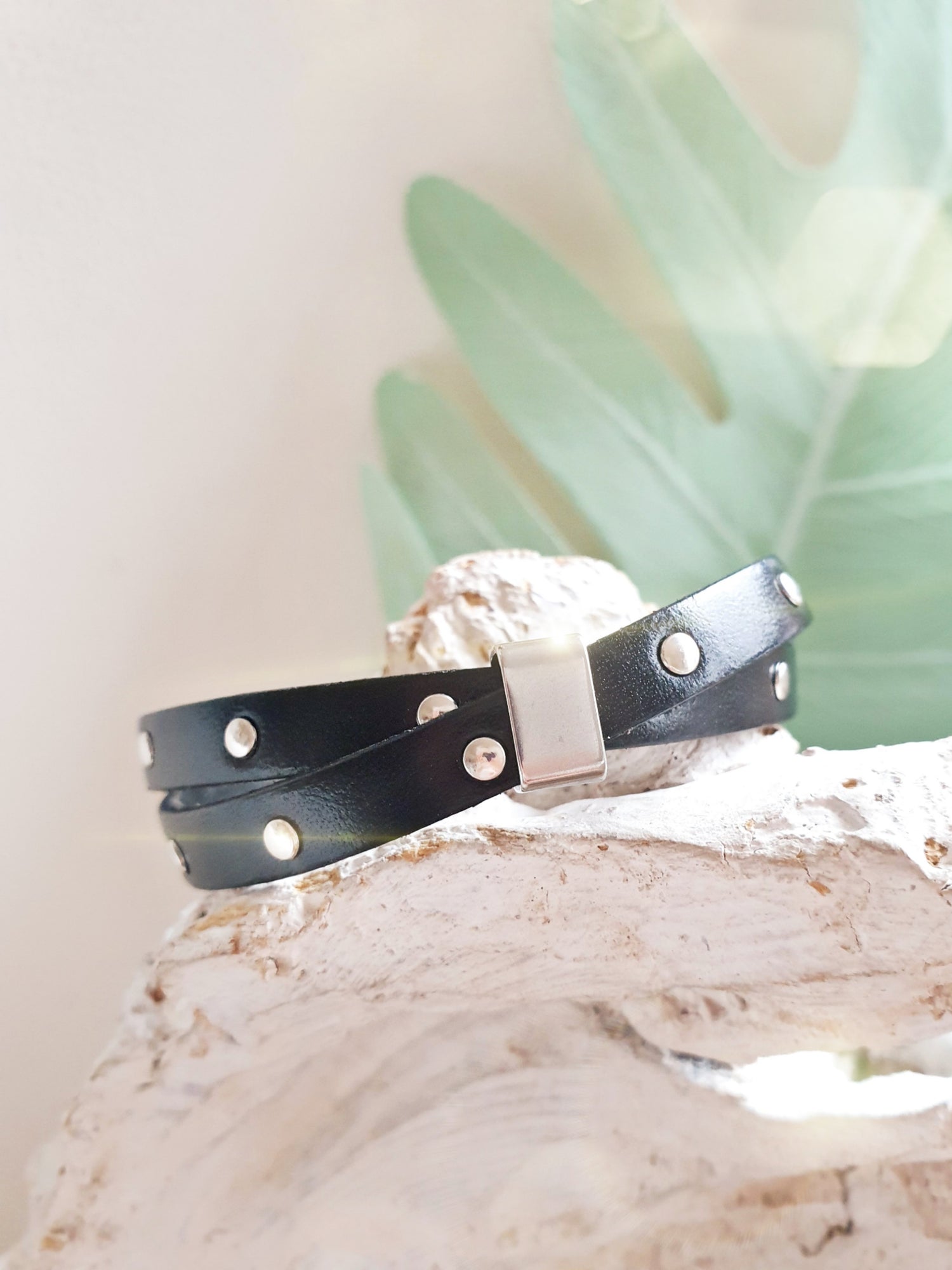 Lederarmband mit Nieten in Schwarz