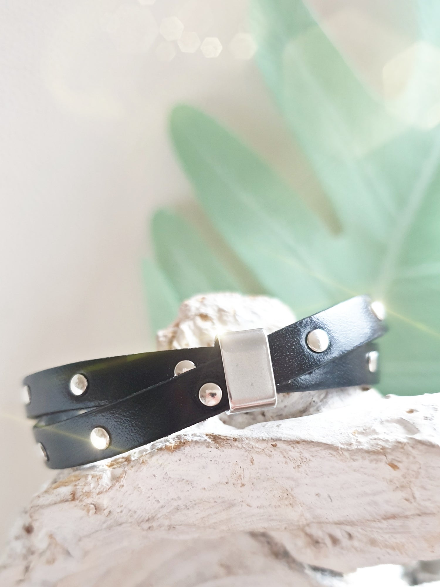 Lederarmband mit Nieten in Schwarz