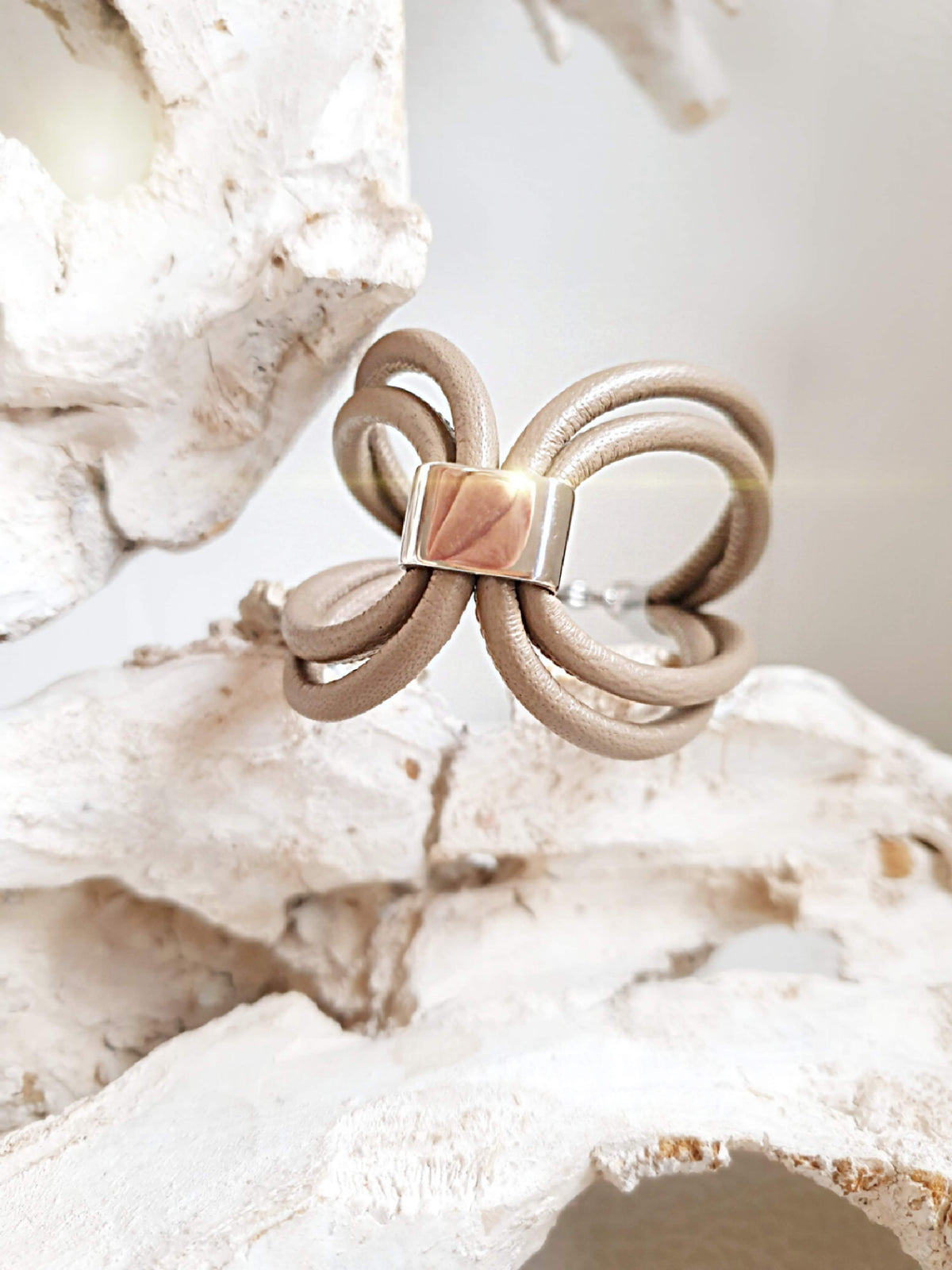 Extravagantes Lederarmband für Damen in Taupe