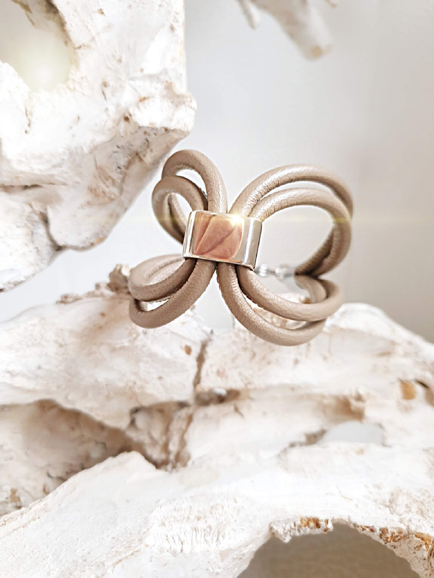 Extravagantes Lederarmband für Damen in Taupe