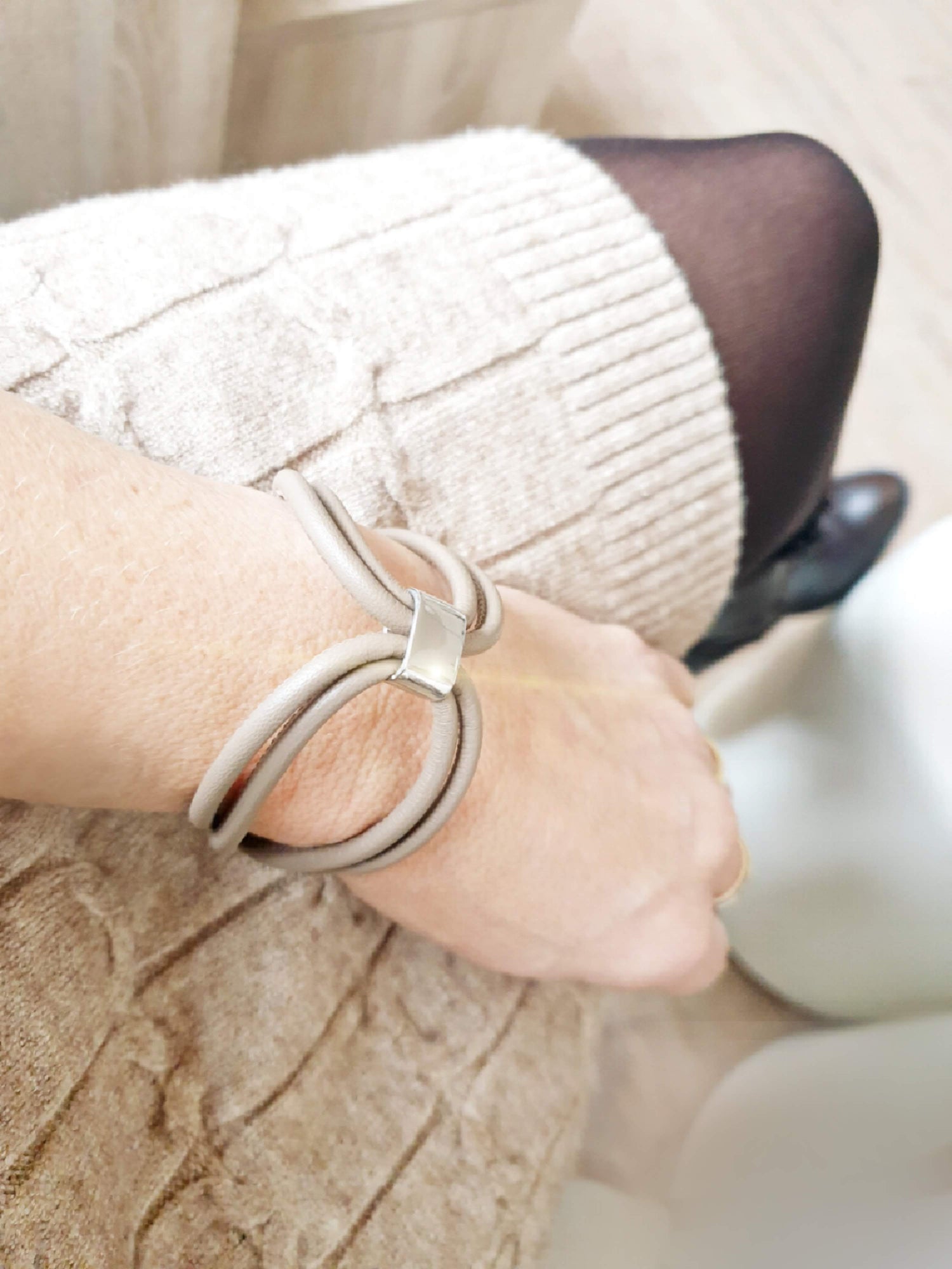 Extravagantes Lederarmband für Damen in Taupe