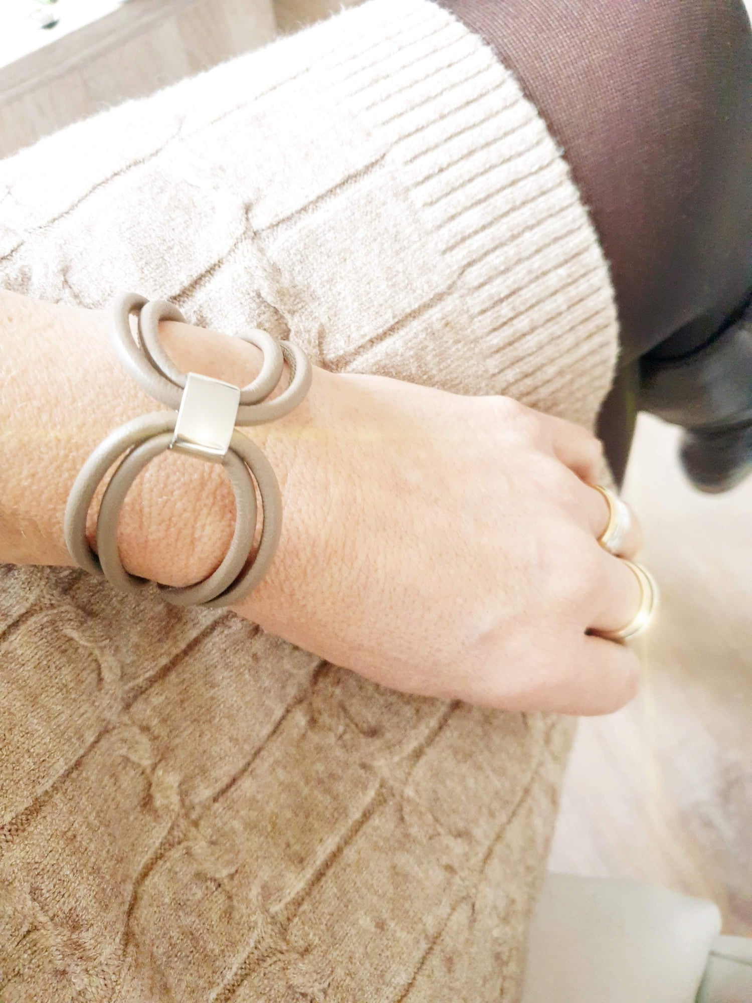 Extravagantes Lederarmband für Damen in Taupe