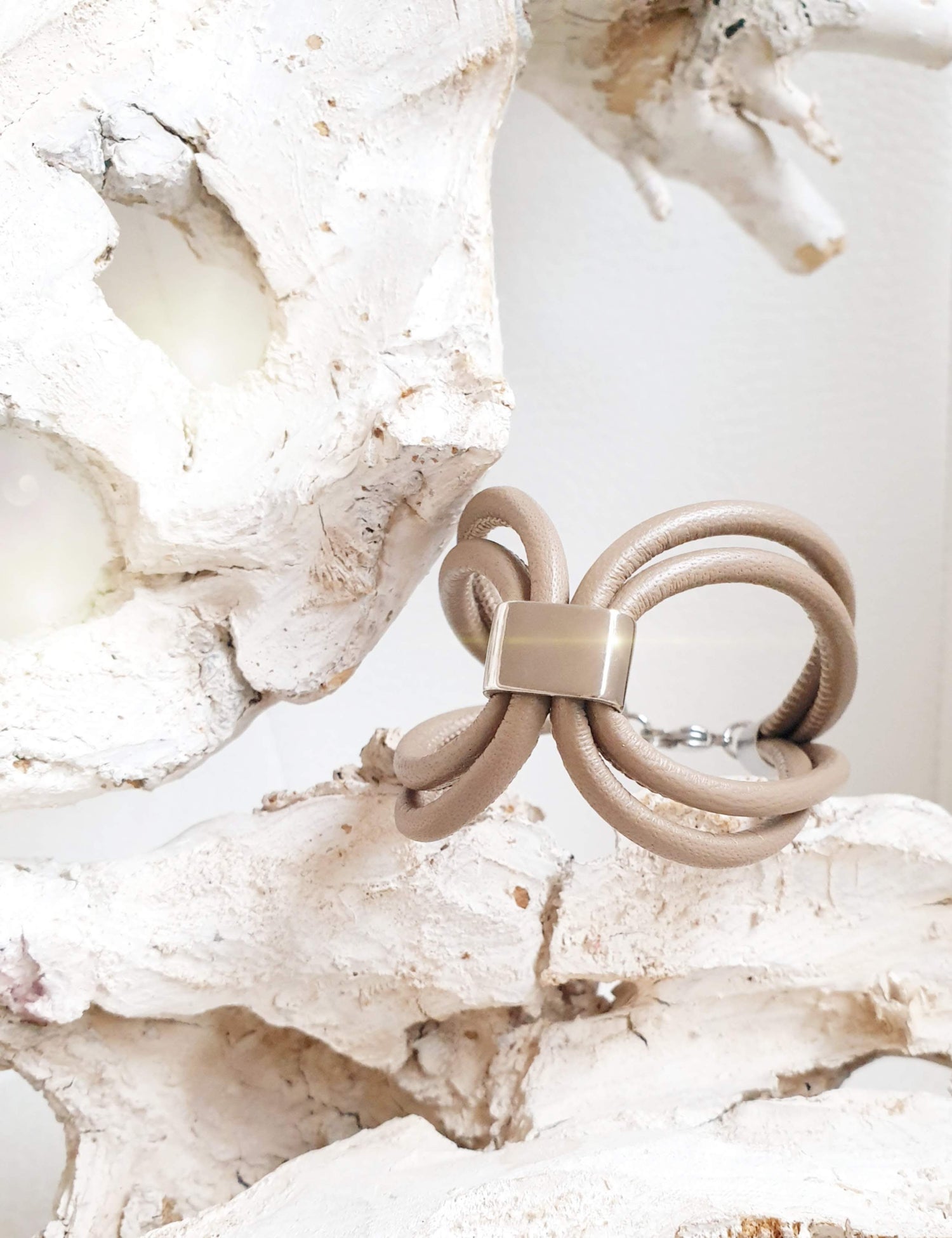 Extravagantes Lederarmband für Damen in Taupe