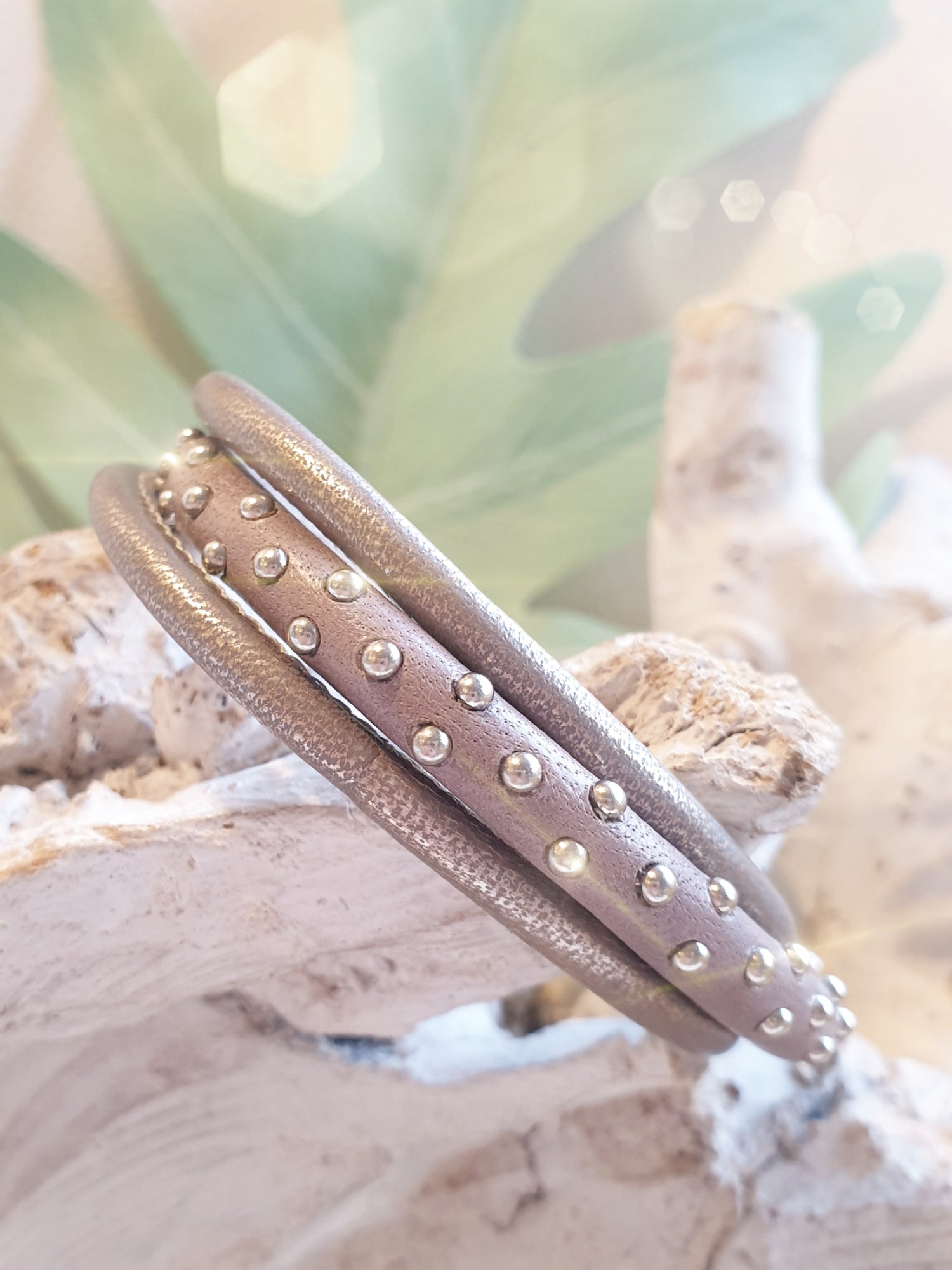 Lederarmband mit Nieten in Taupe