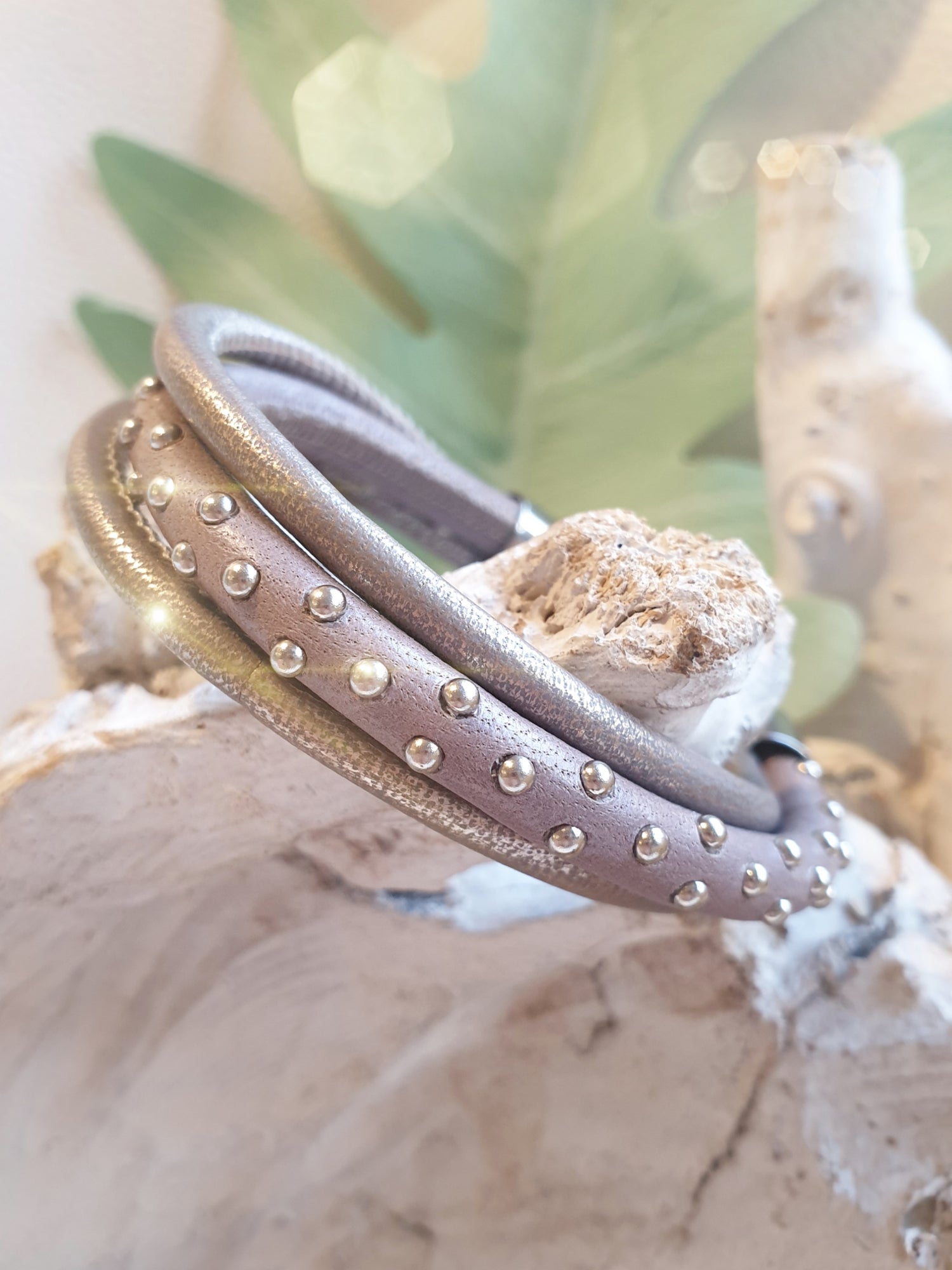 Lederarmband mit Nieten in Taupe