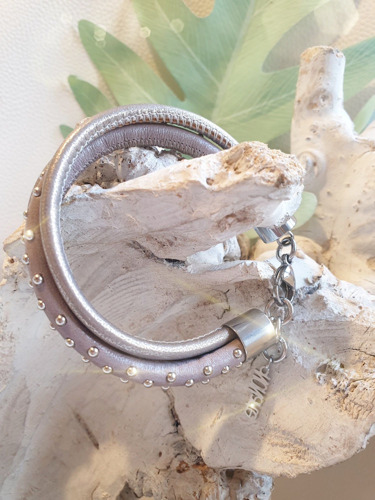 Lederarmband mit Nieten in Taupe