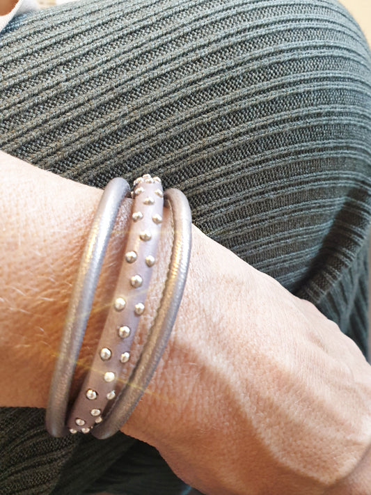 Lederarmband mit Nieten in Taupe