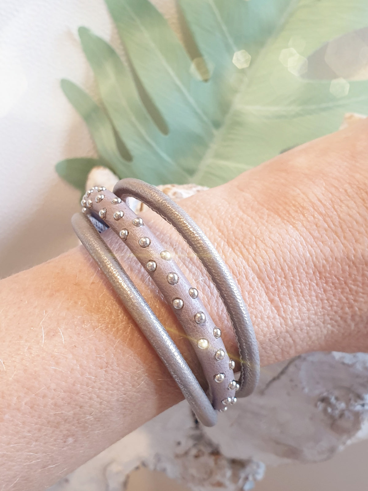 Lederarmband mit Nieten in Taupe