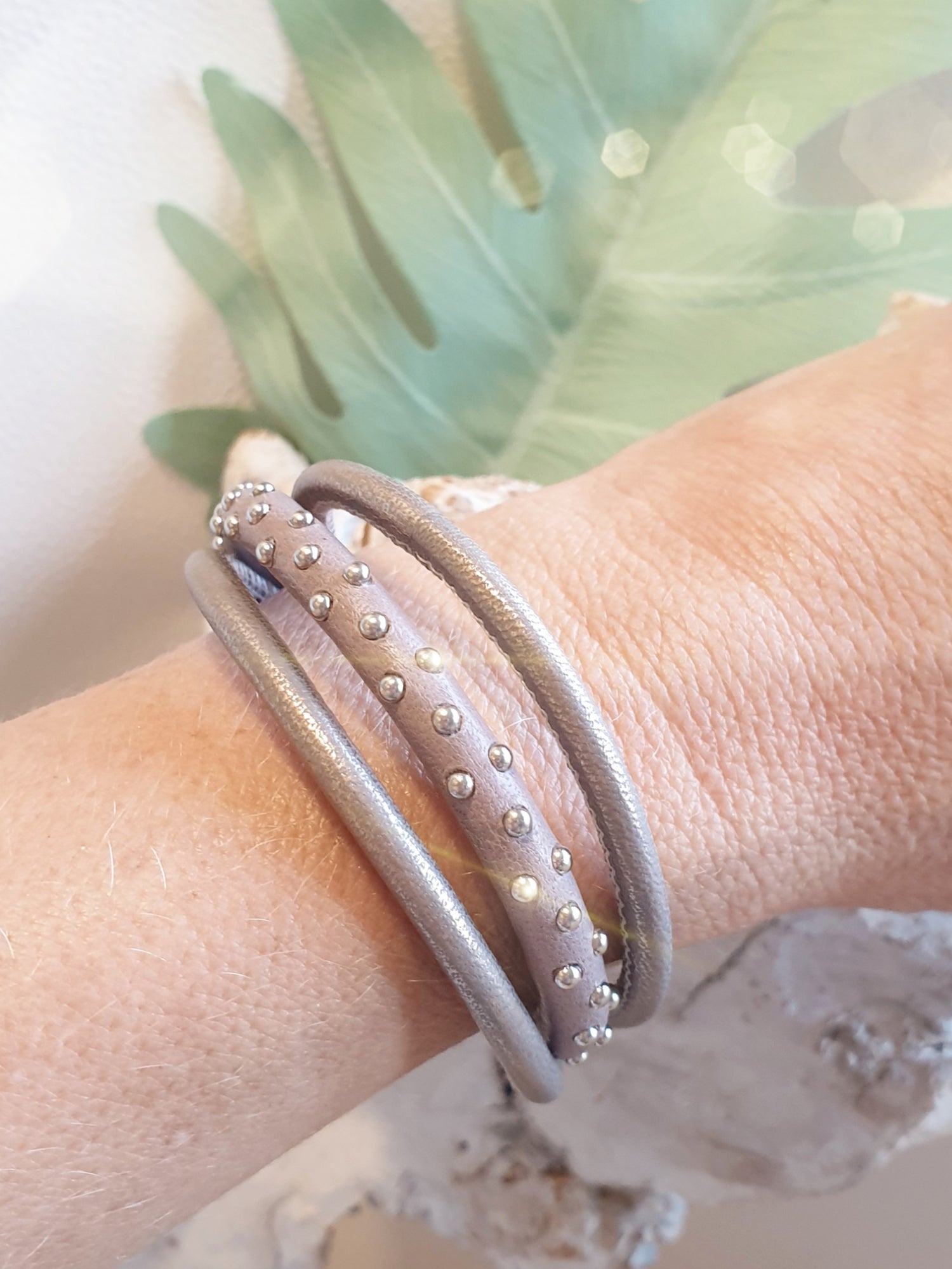 Lederarmband mit Nieten in Taupe