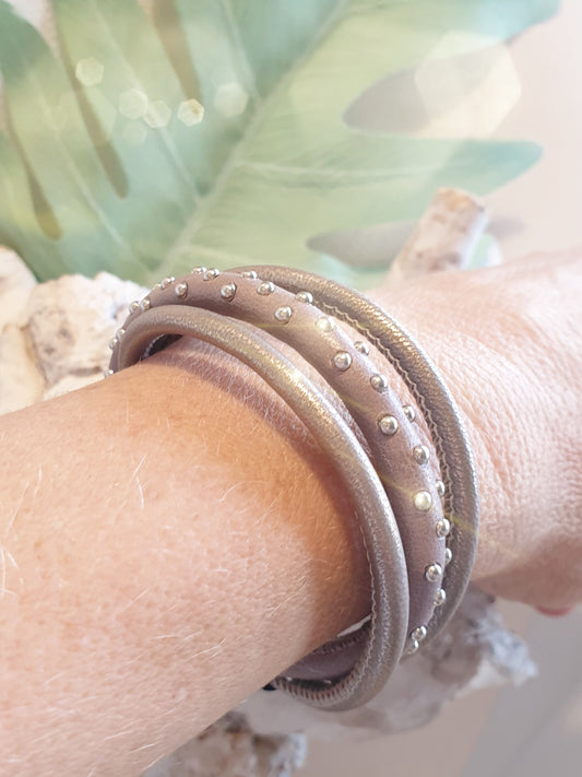 Lederarmband mit Nieten in Taupe