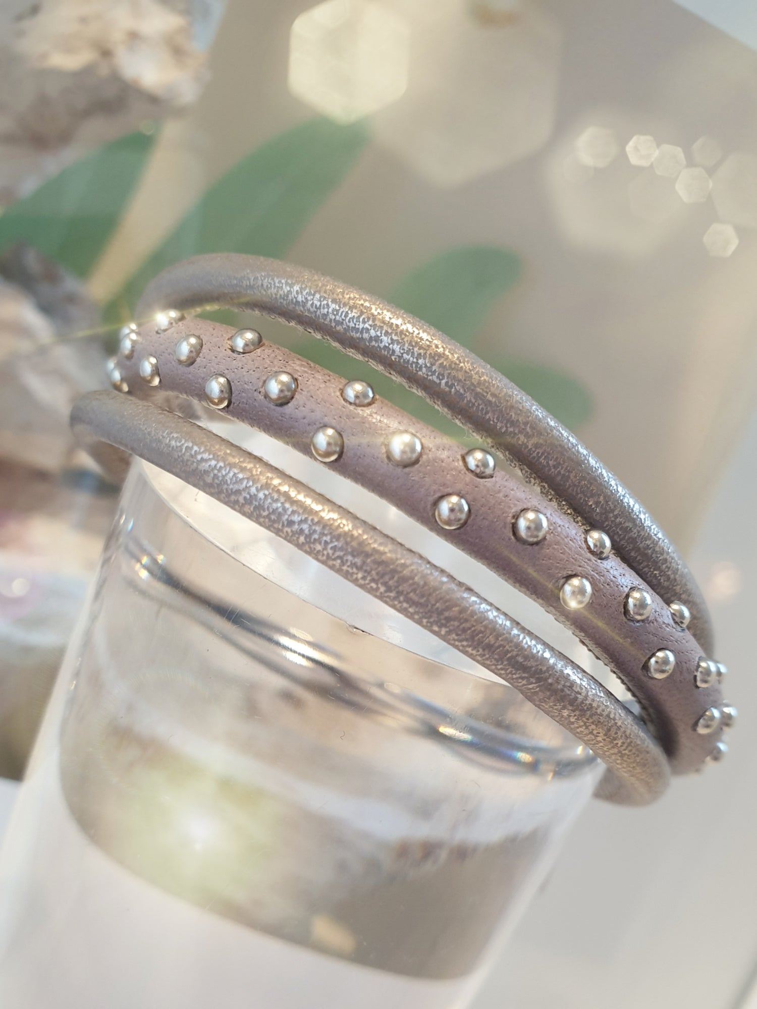 Lederarmband mit Nieten in Taupe