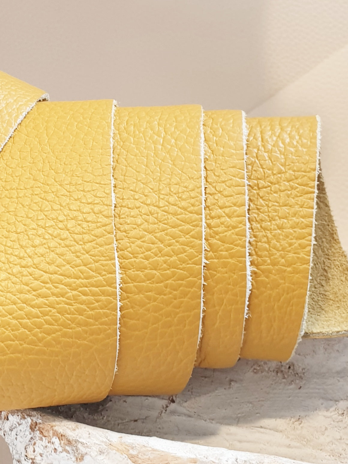 Breiter Leder-Gürtel in Gelb Detail