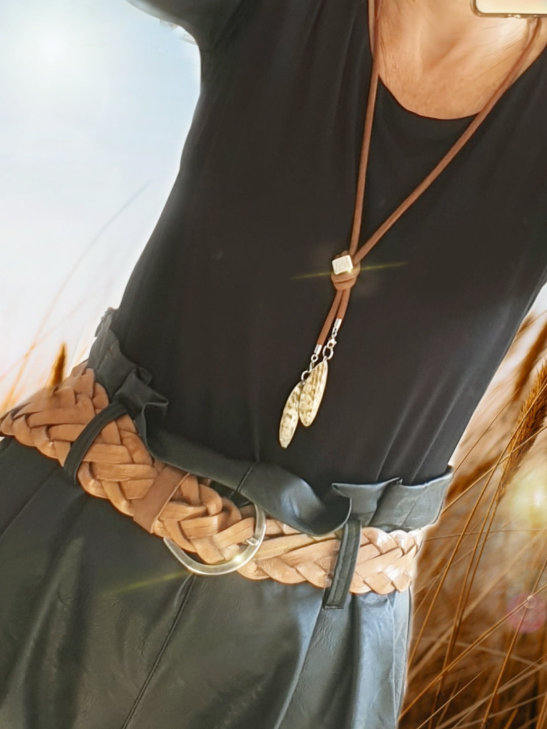 Kette aus Wildleder in Camel mit Muschelanhängern