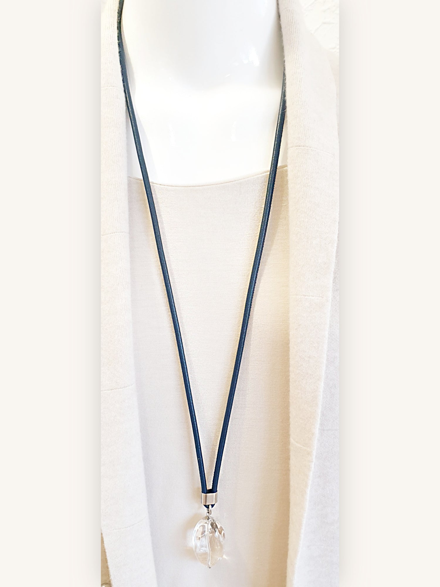 Lederkette lang aus dickem Leder mit Bergkristall