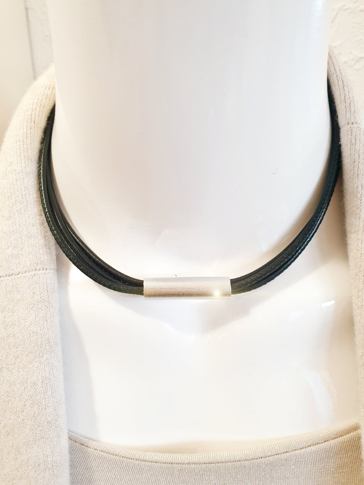 Halsreif aus Leder dreifach in Schwarz mit Aluminium Anhänger