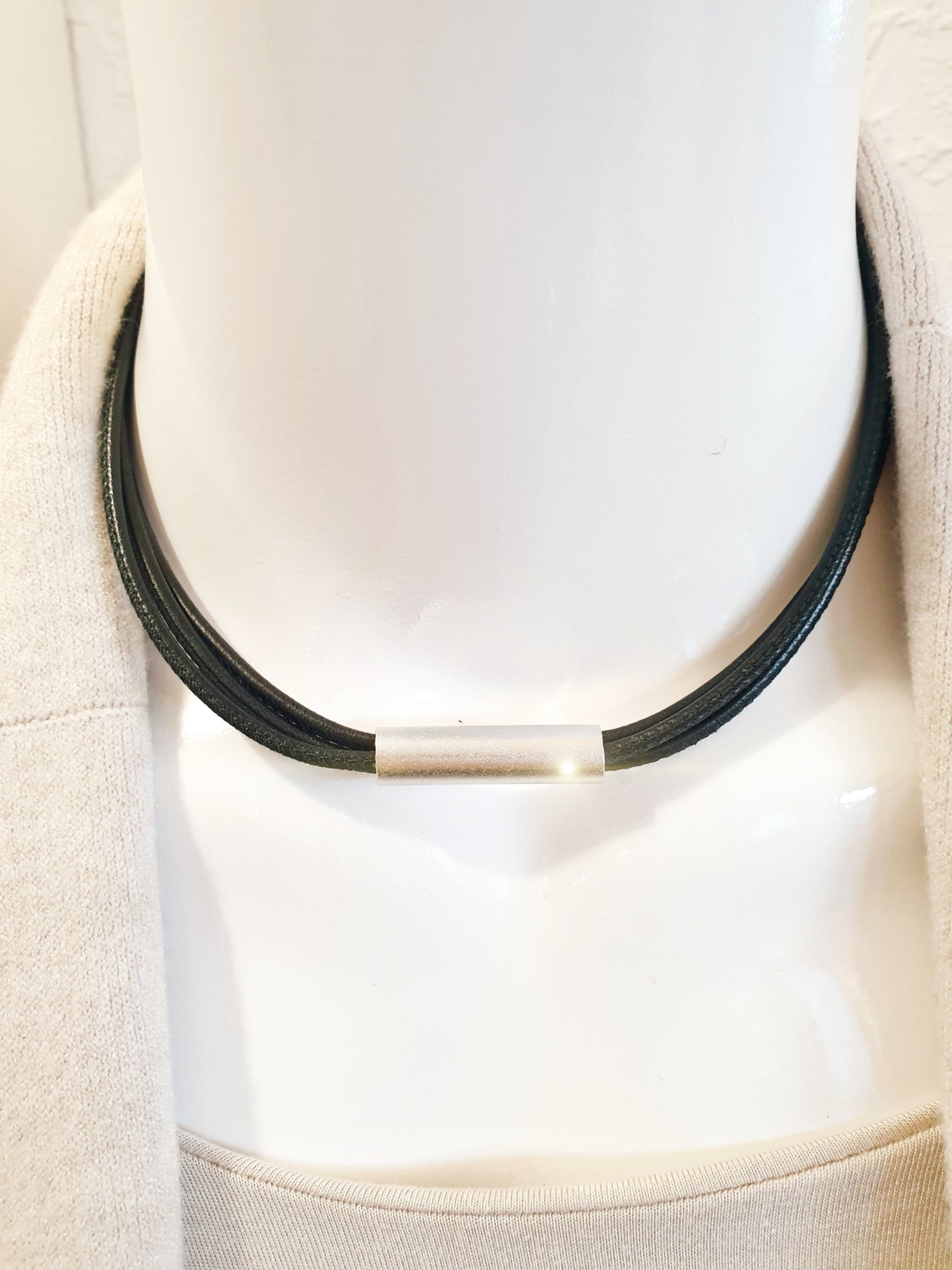 Halsreif aus Leder dreifach in Schwarz mit Aluminium Anhänger