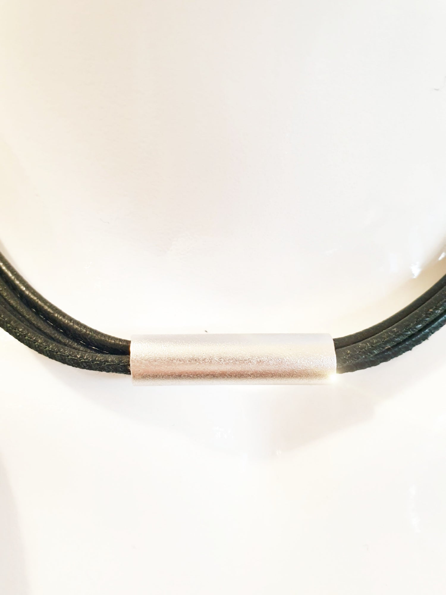Halsreif aus Leder dreifach in Schwarz mit Aluminium Anhänger