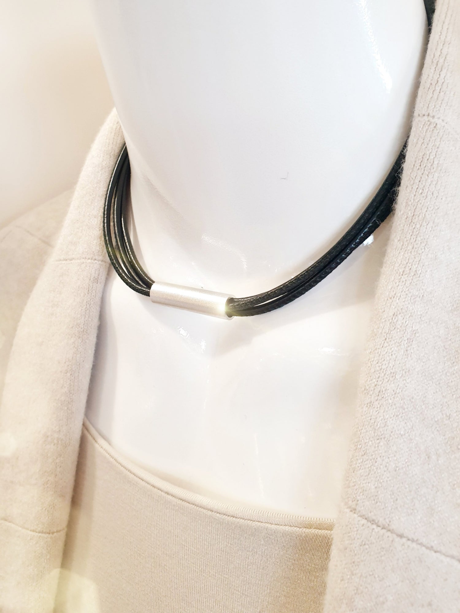 Kette Lederkette Halsreif dreifach Leder/Anhänger Aluminium