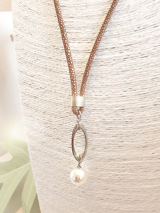 Lederkette mit Rochenprägung und Anhänger aus Edelstahl mit großer Perle