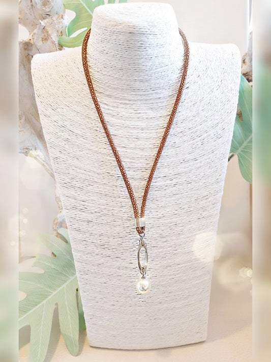 Lederkette mit Rochenprägung und Anhänger aus Edelstahl mit großer Perle