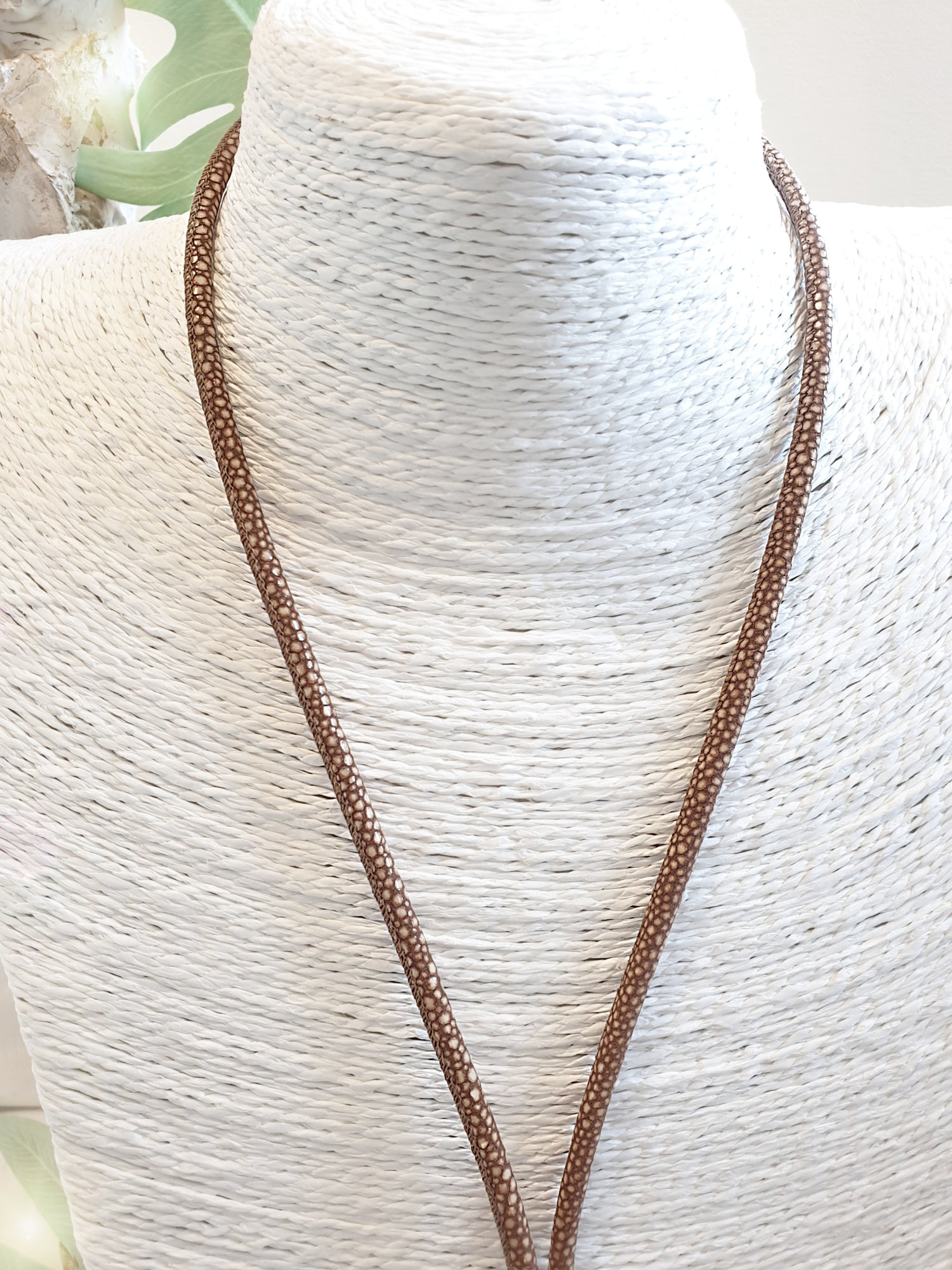 Lederkette mit ein Rochenprägung in Camel