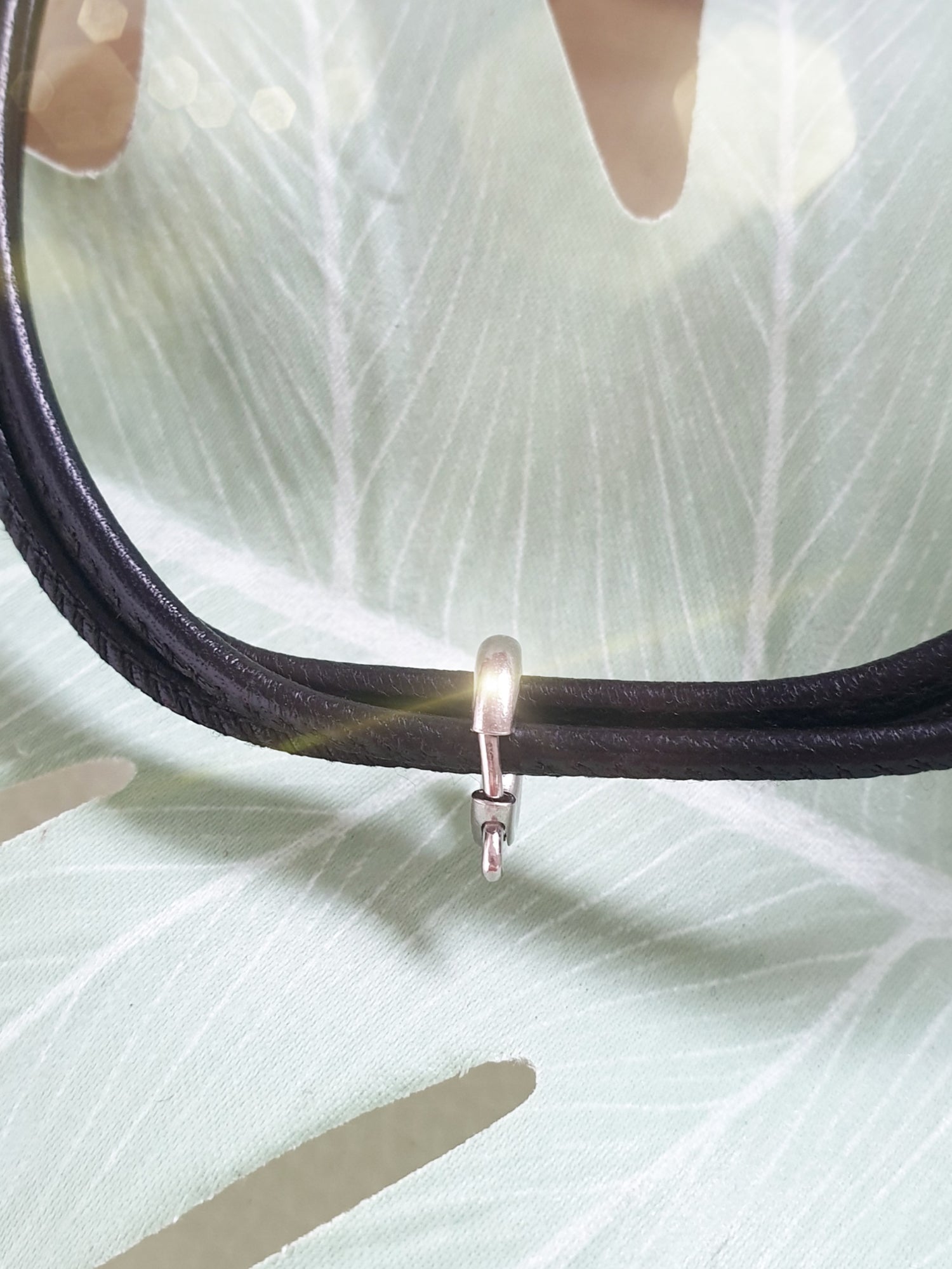 Halsreif aus Leder dreifach in Schwarz mit Wechselring