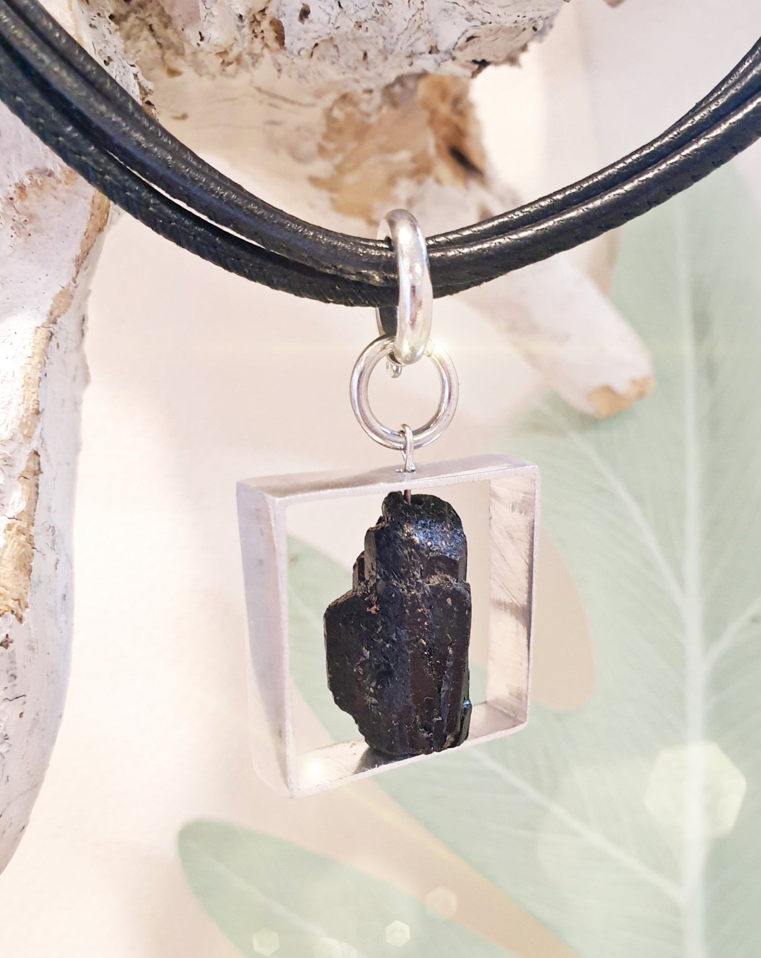 Anhänger aus Aluminium mit Tektit an schwarzer Lederkette