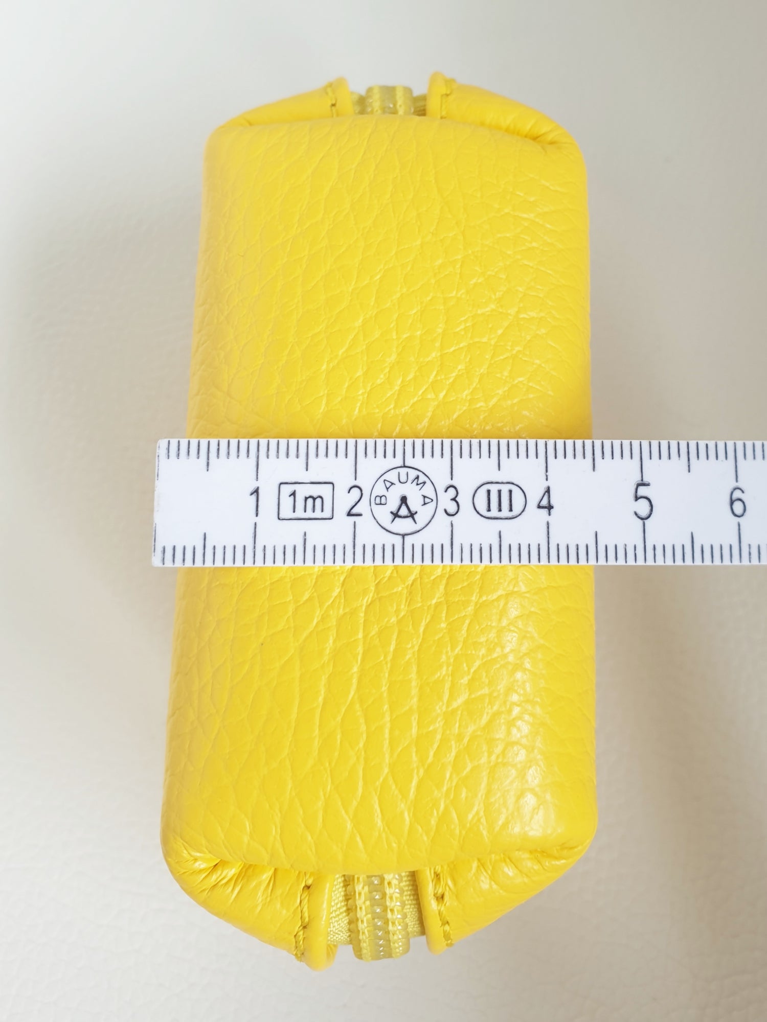 Kleines Beutelchen für Kleinigkeiten, wie Tabletten, Lippenstift etc. aus Leder in Gelb Maß Tiefe