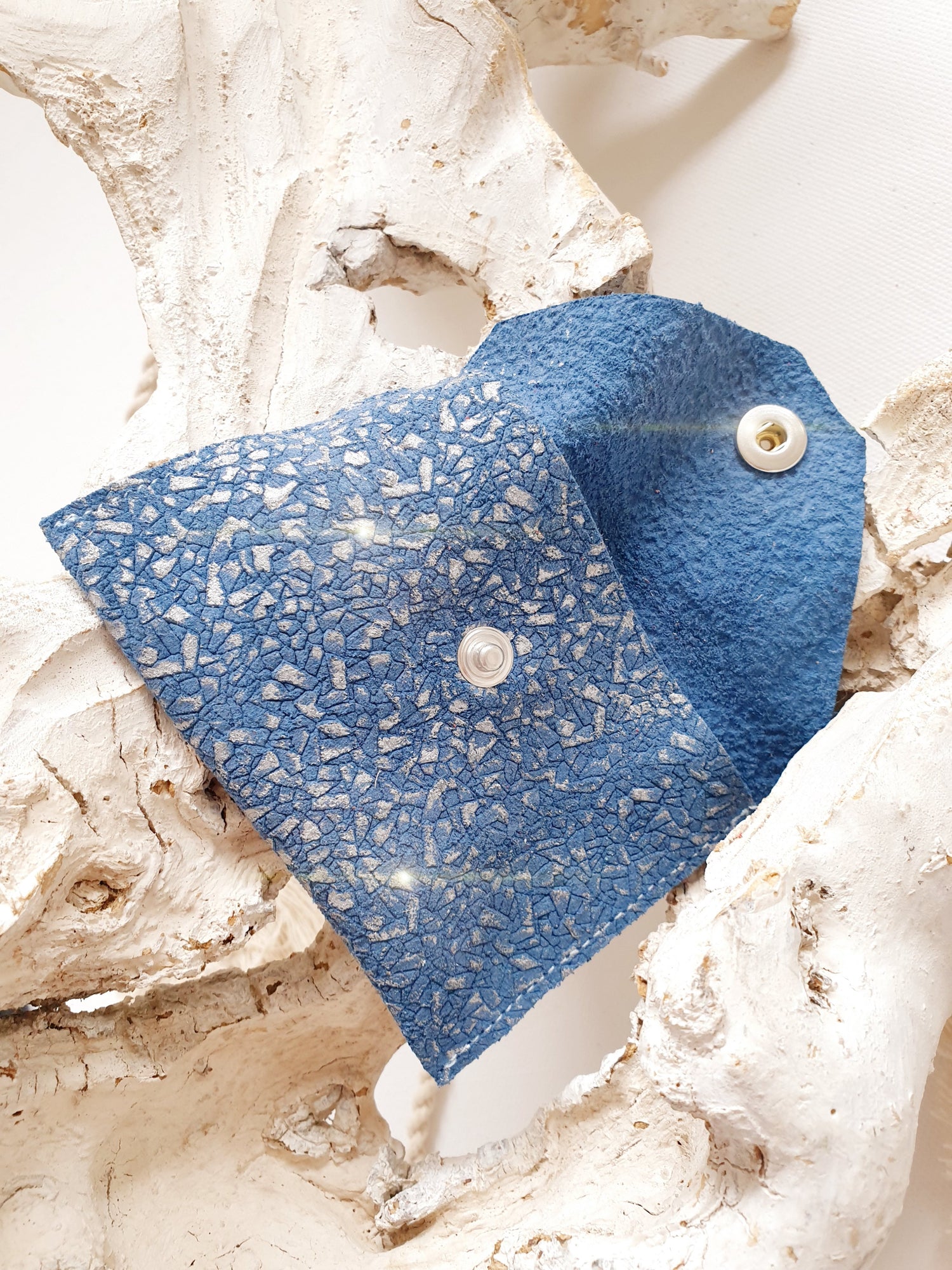 Minibag Taschenanhänger aus Leder mit Prägung blau silber
